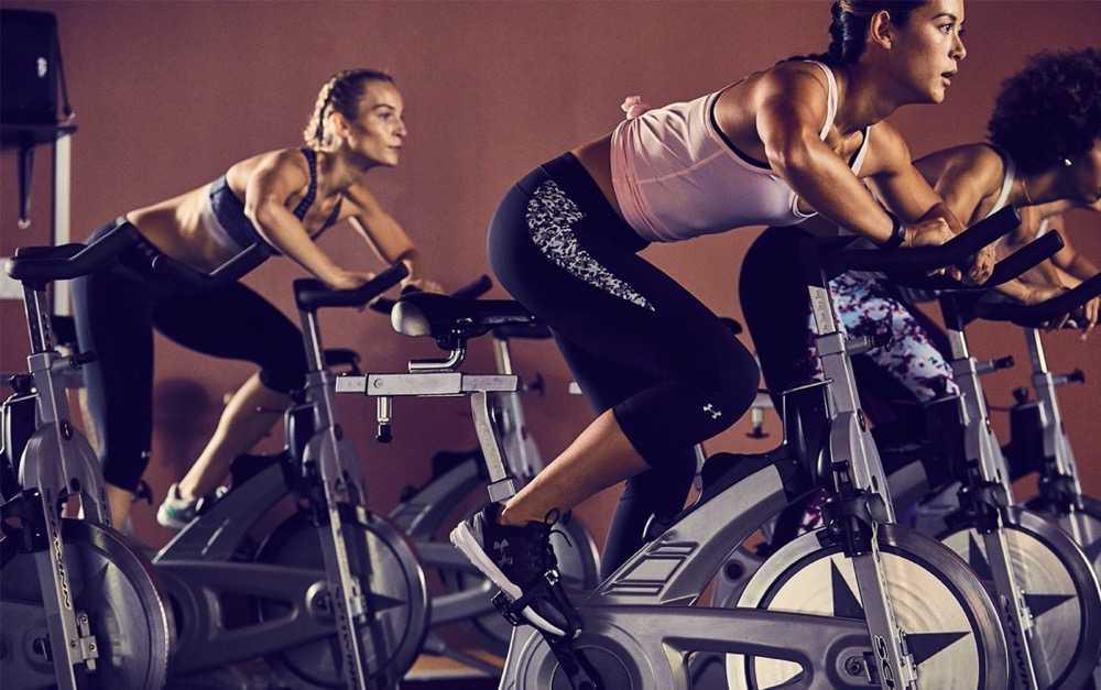 Сайкл тренировка в фитнес-клубе, как и езда на обычном велосипеде позволяет укрепить сердце, развить мышцы, повысить выносливость Польза кручения педалей