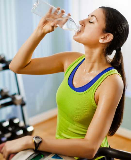 Пить воду во время тренировки: можно ли и стоит ли, сколько надо, как правильно употреблять, какую жидкость нужно выбрать?