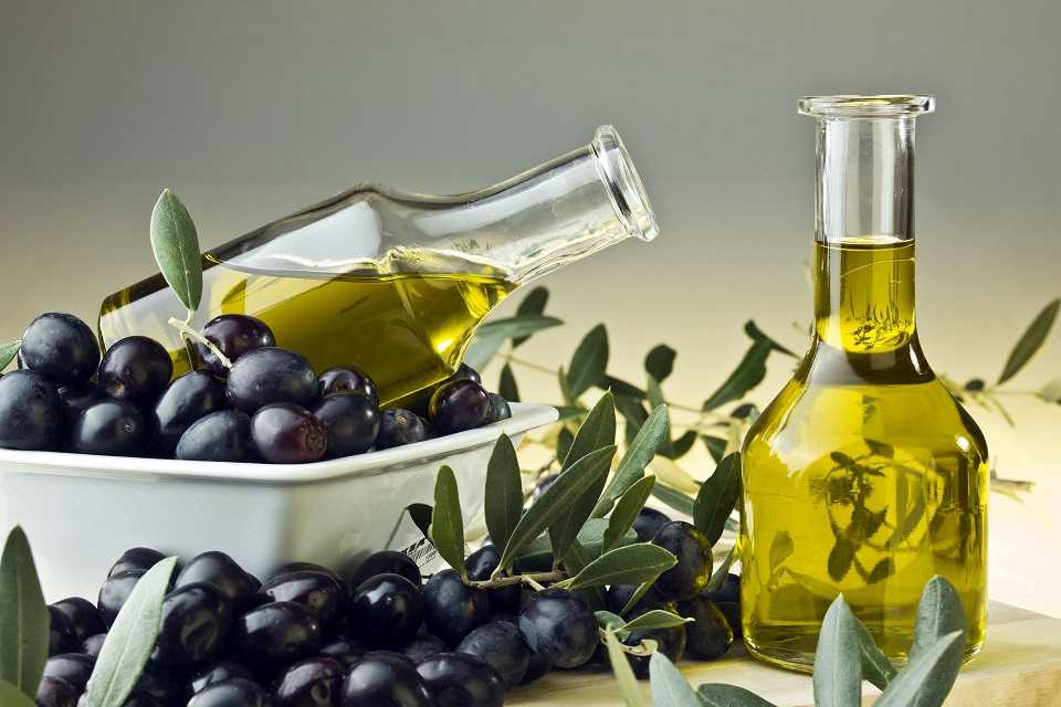 Как принимать оливковое масло: польза и вред «жидкого золота»