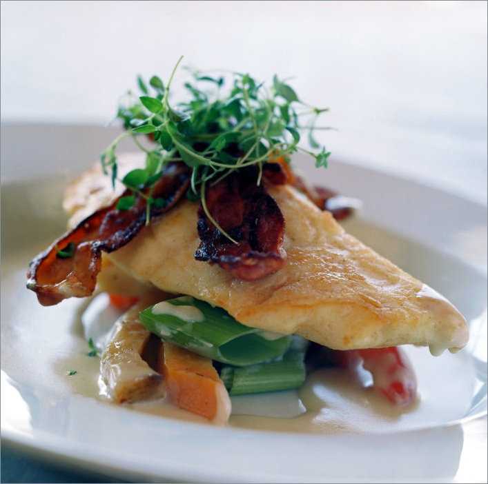Палтус на сковороде – это вкусное рыбное блюдо, которое в данном рецепте готовится в панировке из муки и подается с пикантным соусом из авокадо