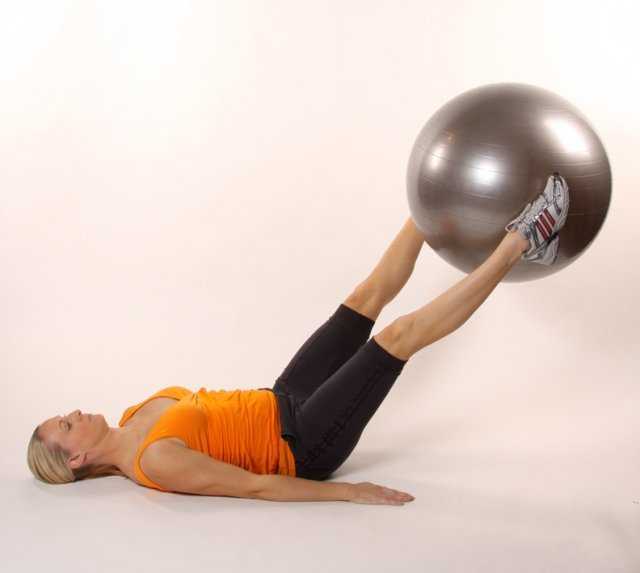 Упражнения на фитболе (гимнастический мяч):  на пресс, спину, ноги и руки