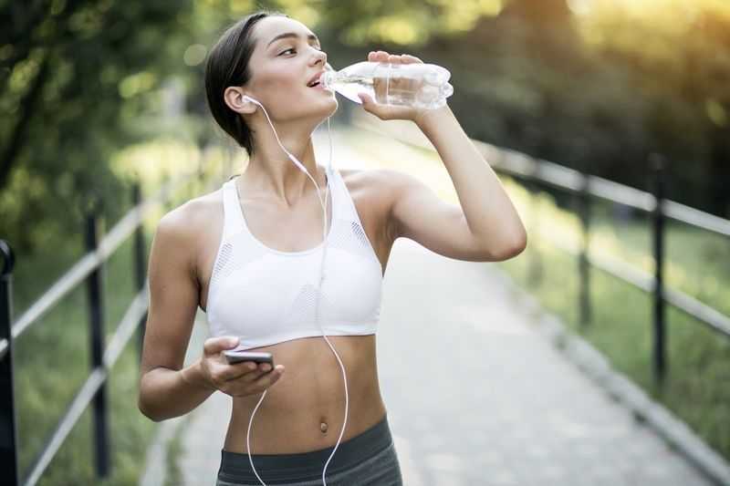 Можно ли пить воду во время тренировки Сколько и какую воду пить Зачем пить воду на тренировке, стоит ли пить воду для похудения,сушки и сладкую воду