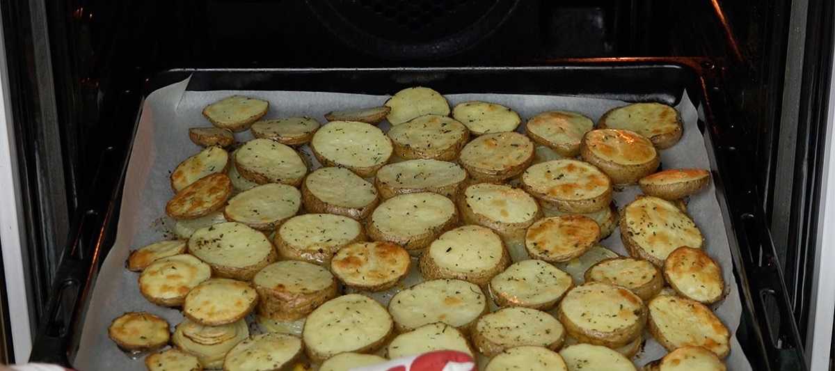 Картофель, запеченный в духовке: рецепты