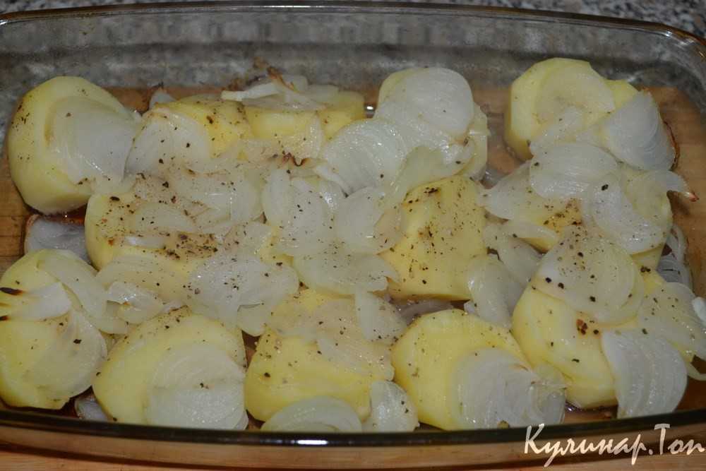 Картошка, запеченная с луком в духовке – мягкая, сочная, ароматная: 5 рецептов - onwomen.ru