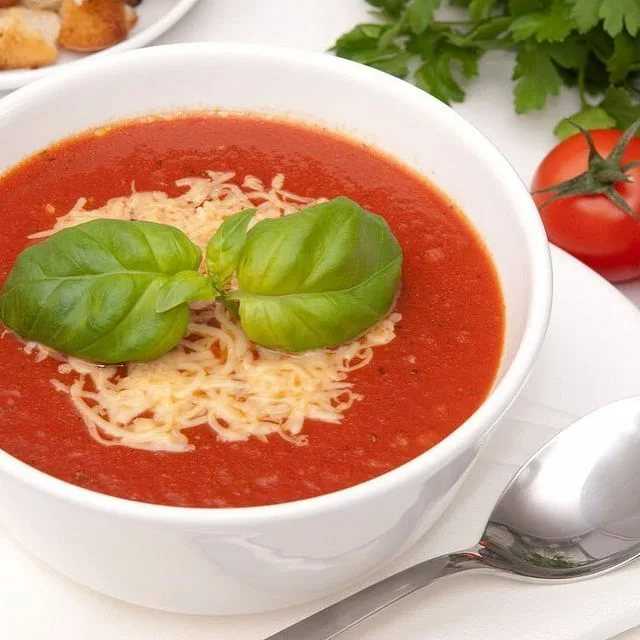 Классический тосканский суп готовится из бобовых, например фасоли Но вариаций блюда множество, и мы предлагаем приготовить овощное блюдо с томатами