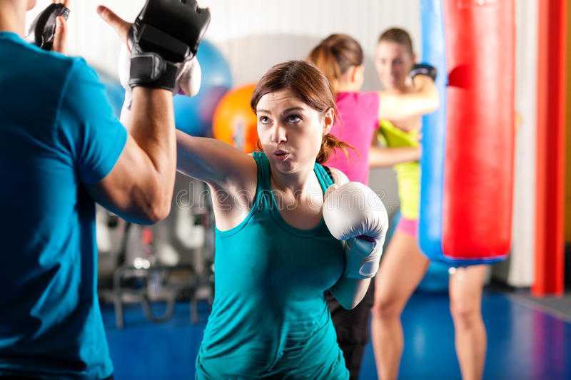 Приёмы рукопашного боя: видео уроки, как правильно драться, уроки самообороны, драться как спецназ, каратэ, кикбоксинг