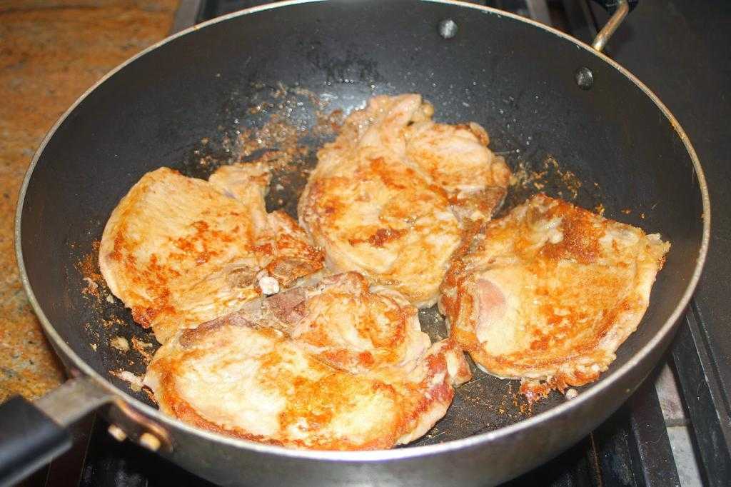 Сочные отбивные из свинины на сковороде - 13 пошаговых фото в рецепте