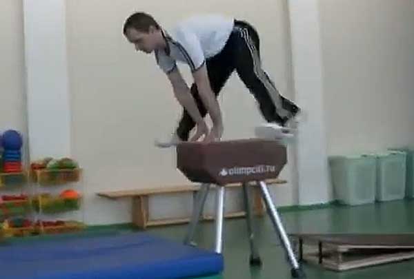 Опорный прыжок через козла: техника выполнения ноги врозь и вместе