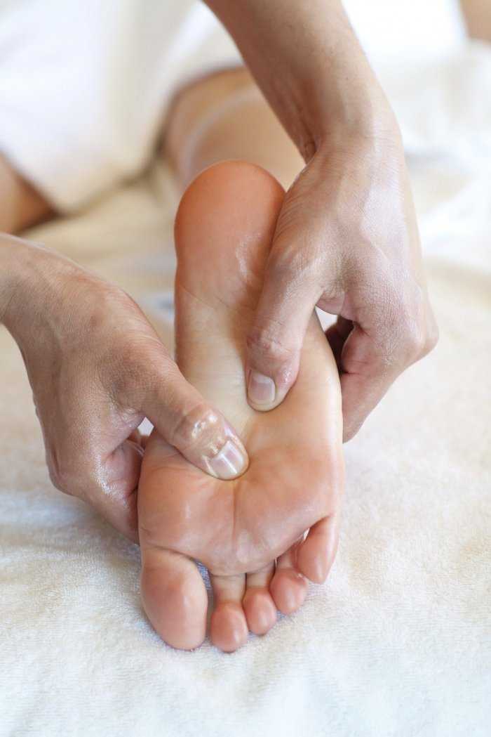 Как правильно делать массаж ступней ног с и виды техник