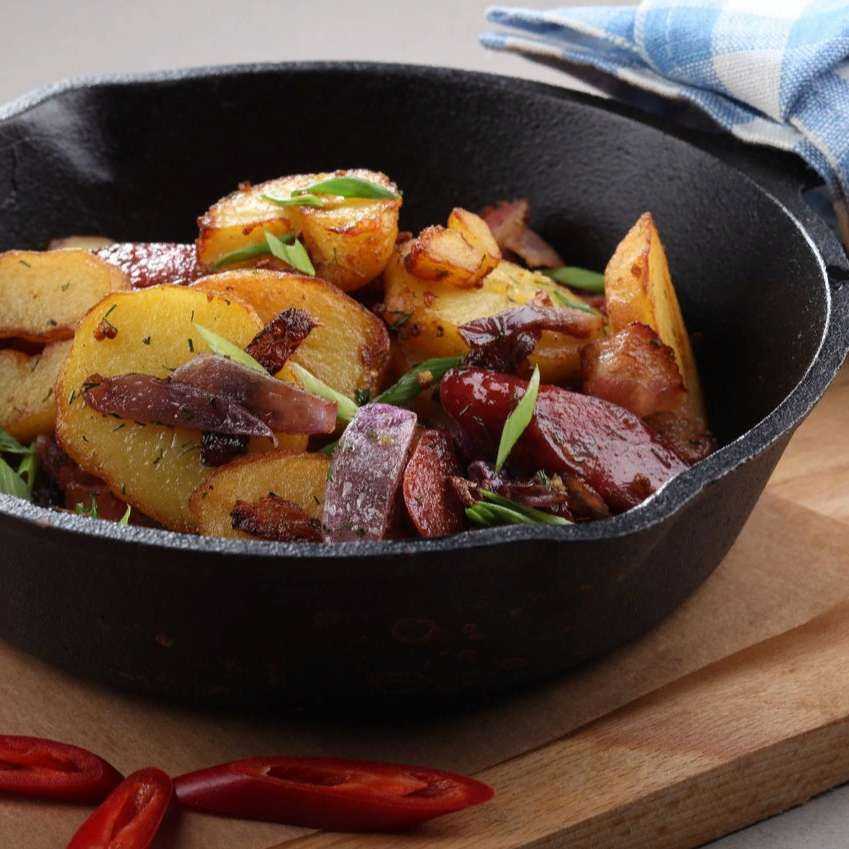Хорошо картошку с мясом. Жареный картофель. Жаркое на сковородке. Жареная картошка. Жаркое с картошкой на сковороде.
