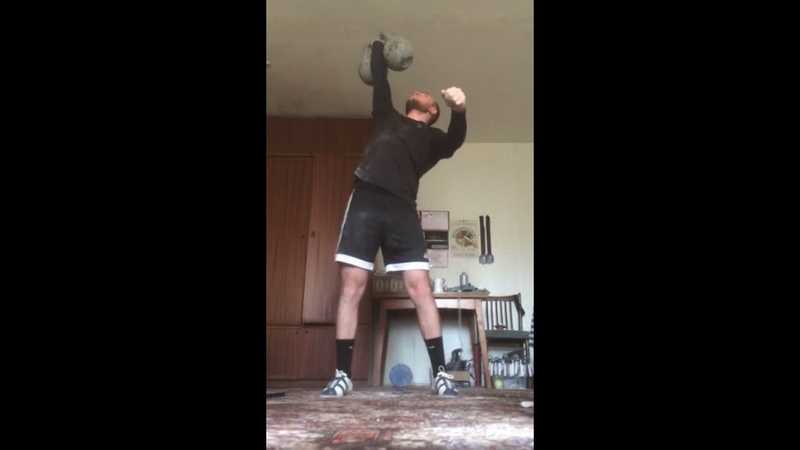 Жимовой швунг гири – силовое кроссфит упражнение, представляющее собой подъем гири над головой с дожиманием в верхней части амплитуды