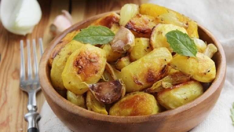 Картофель, запеченный с луком и чесноком в духовке, – это вкусное блюдо, которое несложно приготовить в домашних условиях