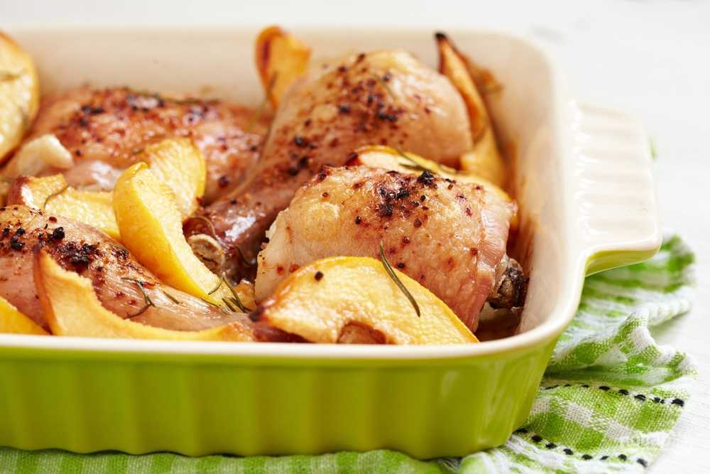Курица с айвой – аппетитное мясное блюдо с полезным гарниром, которое очень просто приготовить по пошаговому рецепту с фото