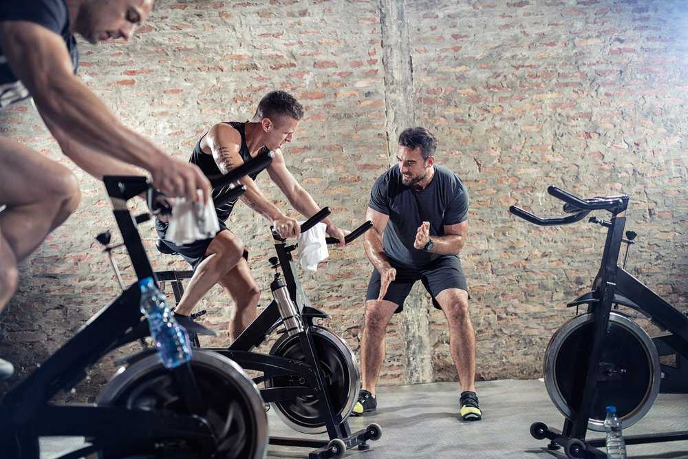 Сайкл тренировка в фитнес-клубе, как и езда на обычном велосипеде позволяет укрепить сердце, развить мышцы, повысить выносливость Польза кручения педалей