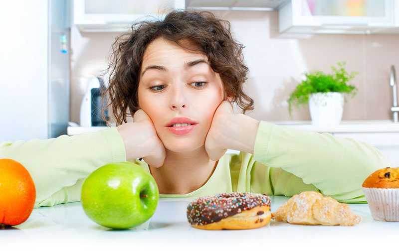 Как перестать много есть: частые причины обжорства, признаки переедания и норма потребления калорий, как перестать много кушать, советы психологов и диетологов.